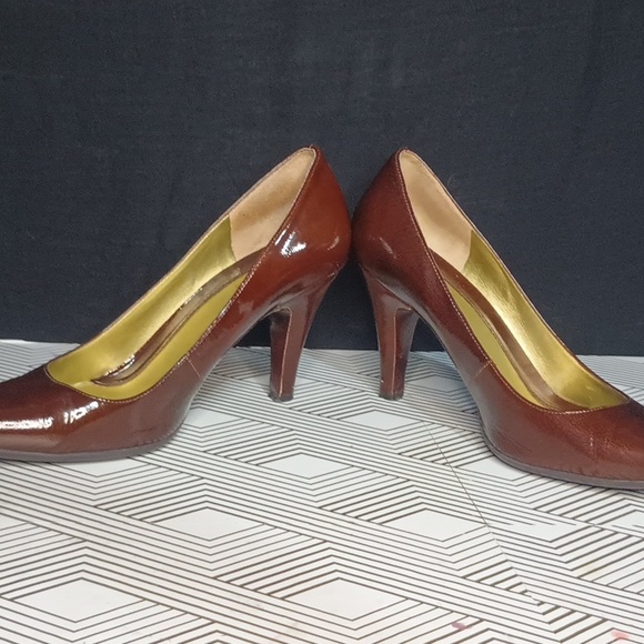 Kenneth Cole reaction ladies pumps size 8 patent leather. - Picture 5 of 9